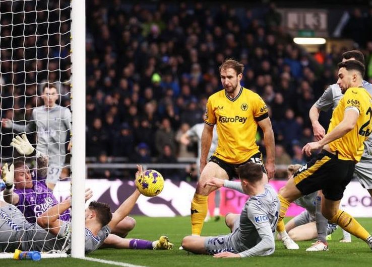 Wolves thrash Everton