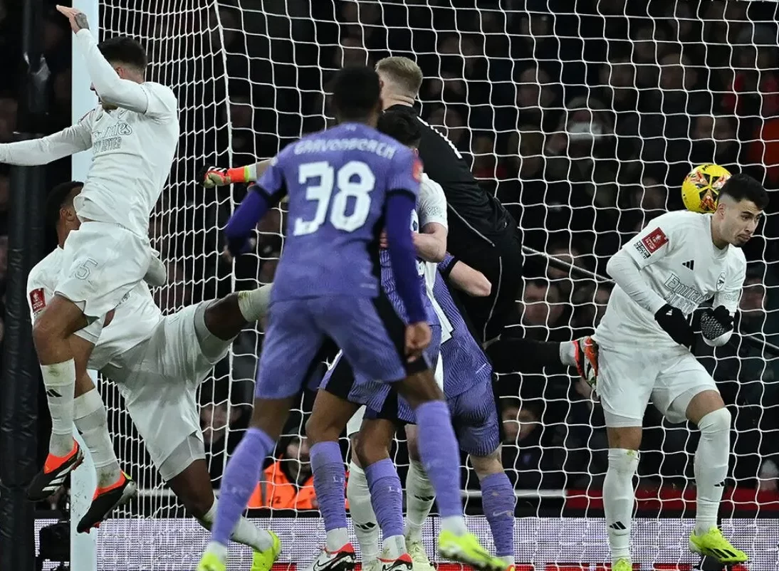 Arsenal's Jakub Kiwior deflects goal into own net