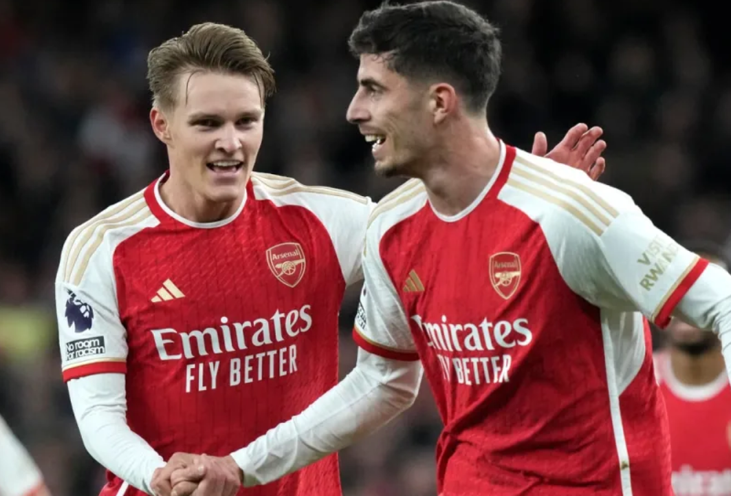 Arsenal return to top spot