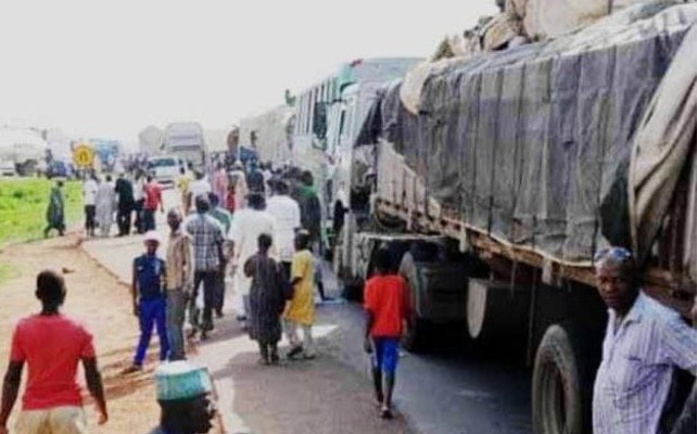 Residents loot truck conveying food items in Ondo