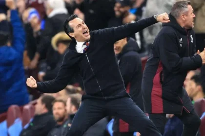Aston Villa manager Unai Emery celebrates Jhon Duran's equaliser