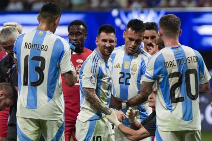 Argentina beat Canada 2-0