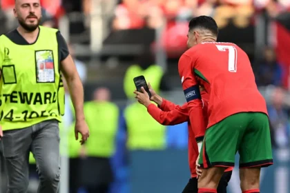 Fans taking selfie with Ronaldo