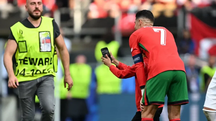 Fans taking selfie with Ronaldo