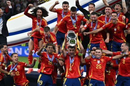 Spain’s forward #07 Alvaro Morata (C) rises the trophy as Spain’s players celebrate after winning the UEFA Euro 2024 final football match