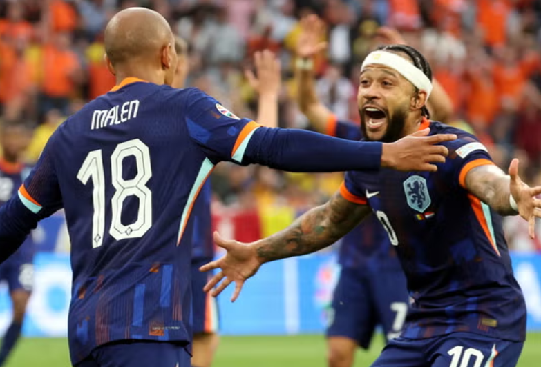 Donyell Malen, left, celebrates scoring with teammate Memphis Depay