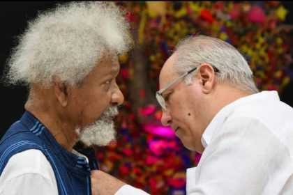 Cuba president decorating Wole Soyinka with national medal of honour