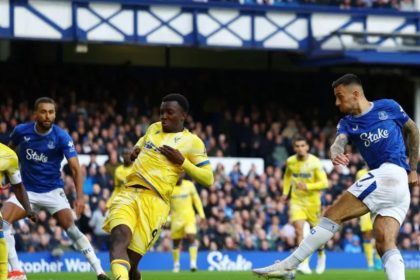 Everton beat Palace to record first win